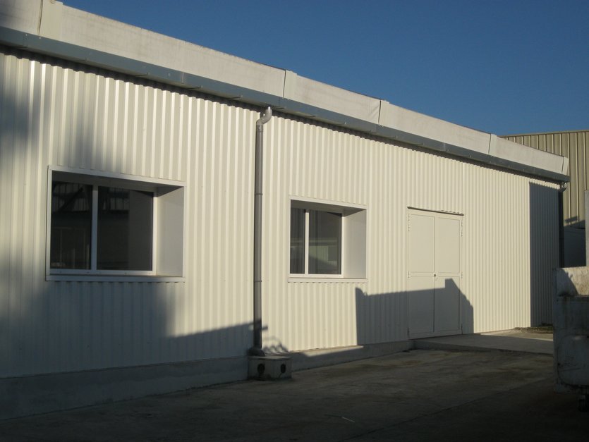 Demountable building for cold storage