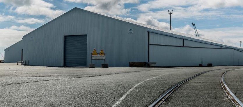 Demountable warehouse for port logistics